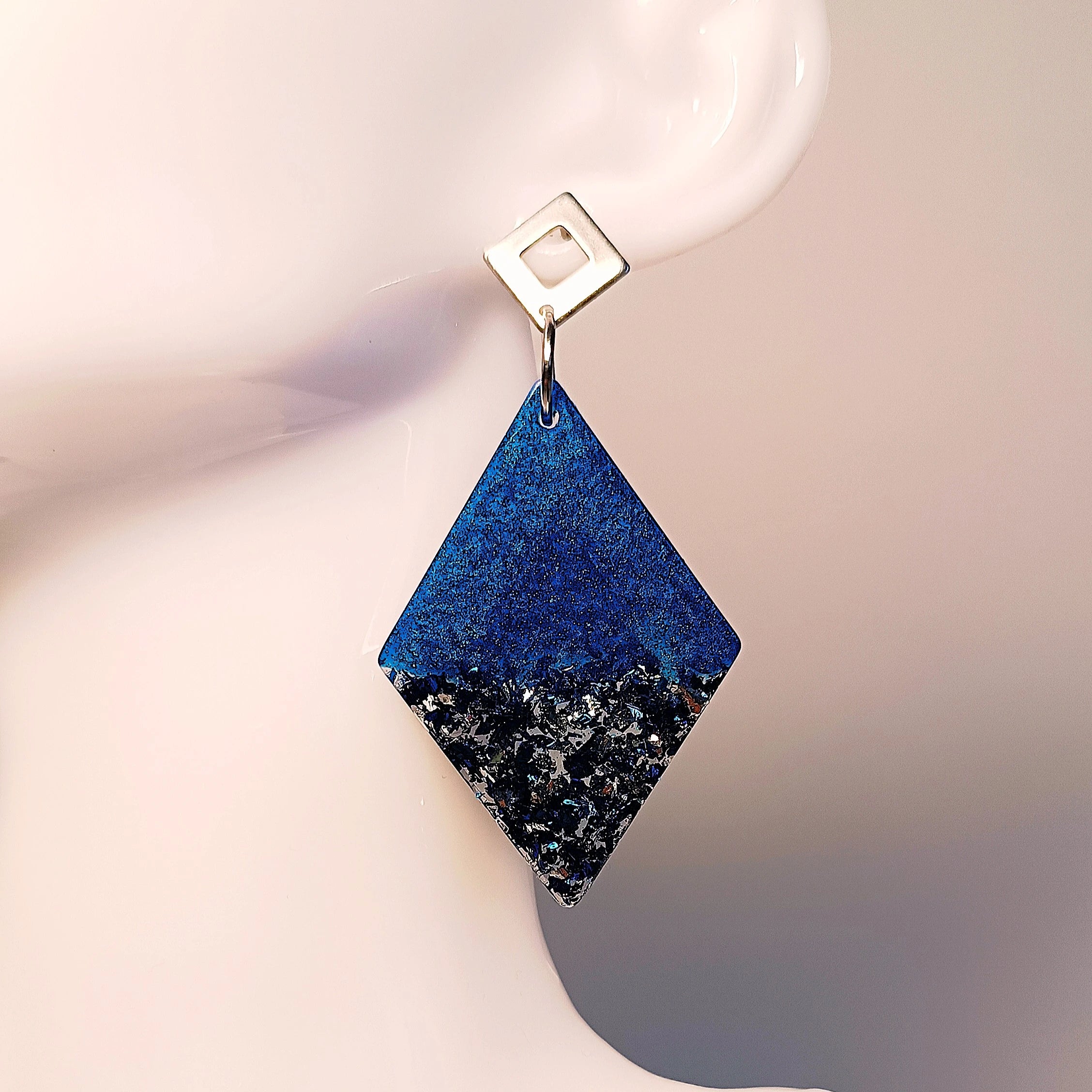 Boucles d’oreilles bleues avec losange en résine UV bleue rempli de mica bleu et  feuilles de métal argentées