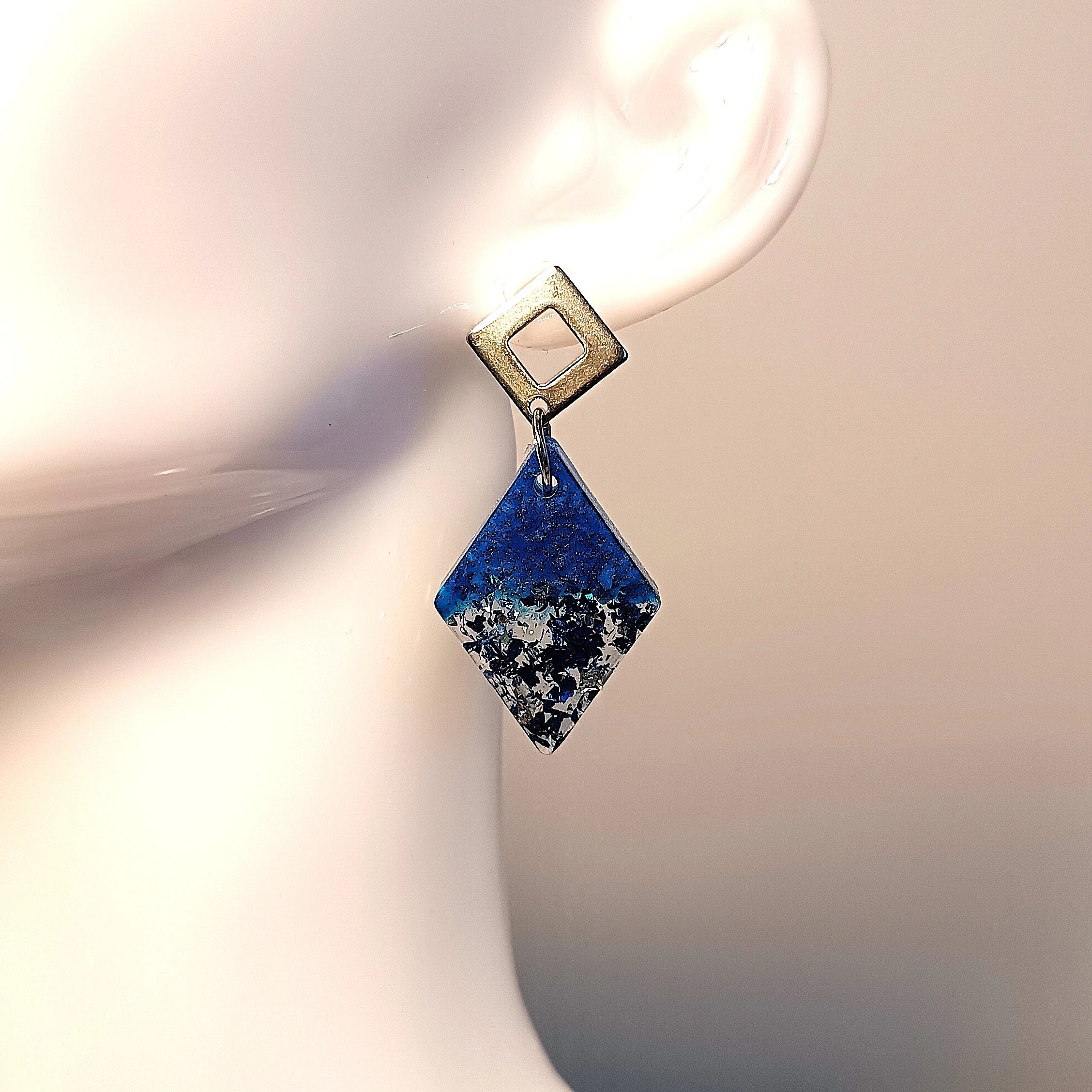 Boucles d’oreilles petit losange en résine UV bleue avec mica et feuilles de métal argentées, bijou fait main