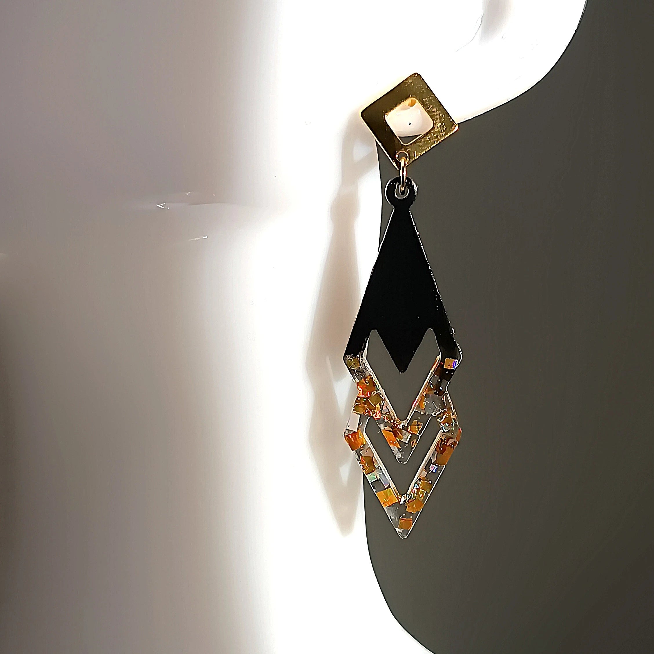 oucles d’oreilles géométriques en résine UV noire et paillettes argentées et dorées