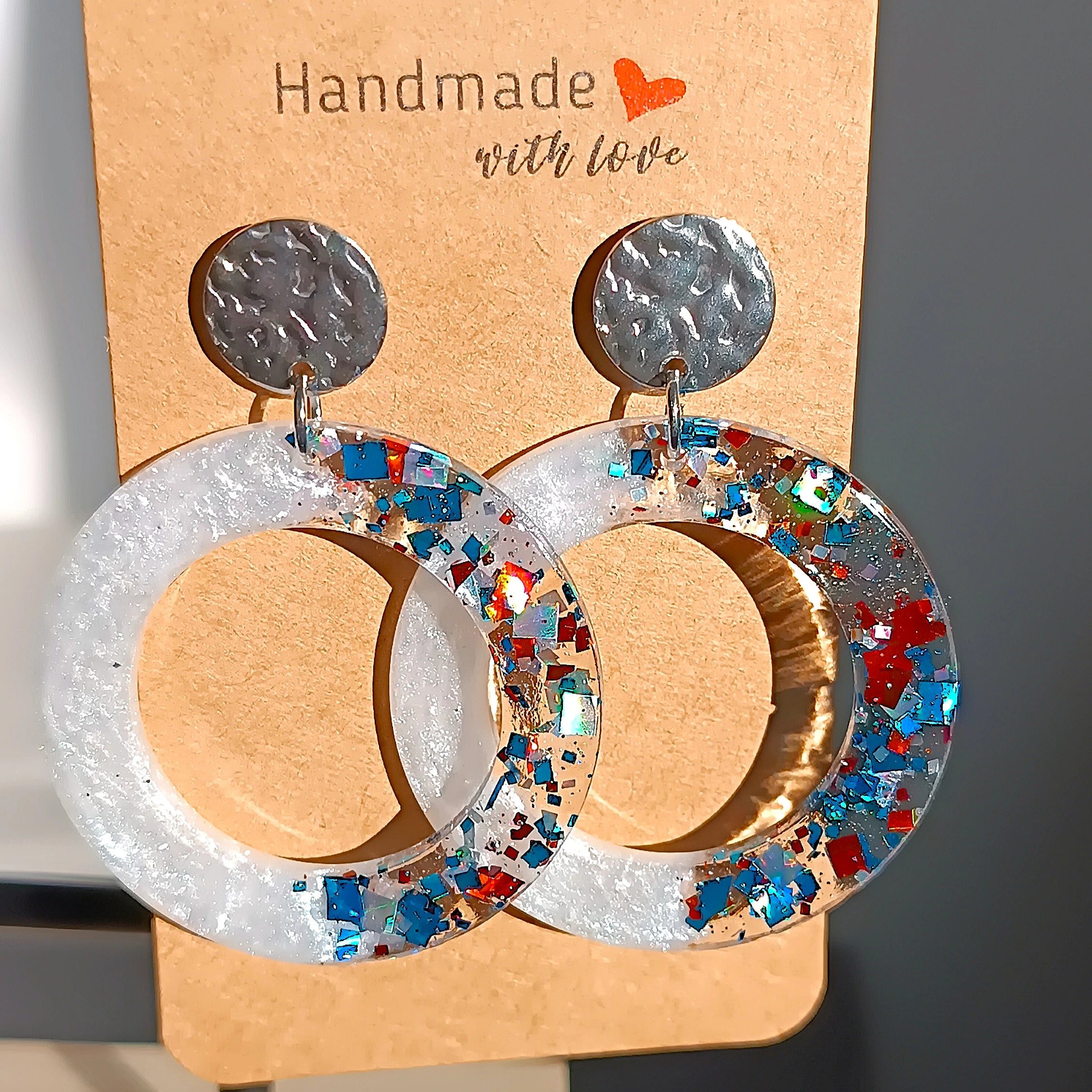Boucles d’oreilles rondes en résine UV transparente avec paillettes bleu, argent et brun, bijoux faits main