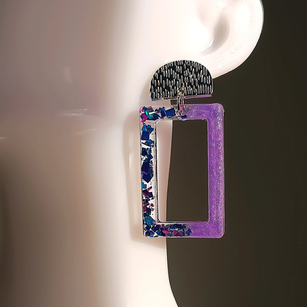 Boucles d’oreilles rectangulaires en résine UV  mauve avec paillettes bleues et mauves, bijoux faits main