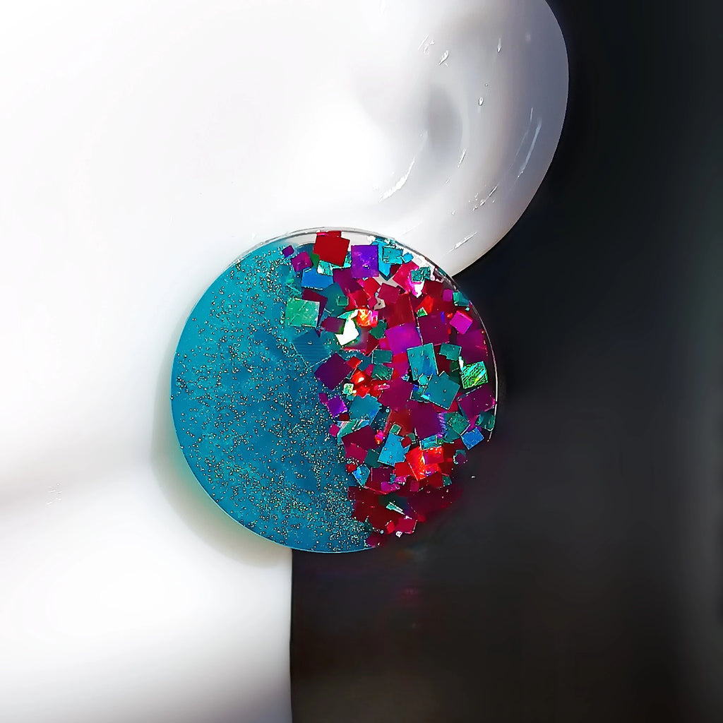 Boucles d’oreilles en résine UV turquoise avec paillettes roses et bleues