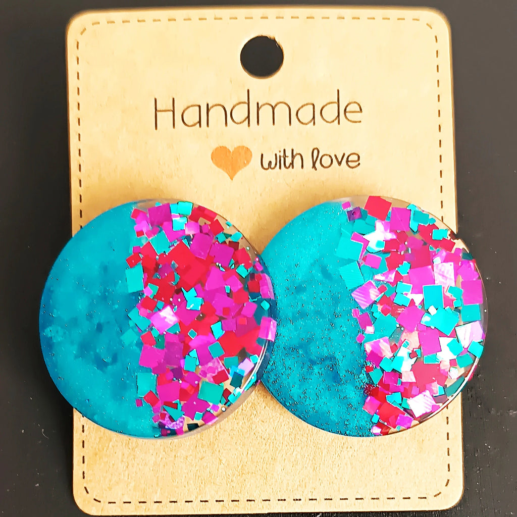 Boucles d’oreilles rondes en résine UV turquoise avec inclusions de paillettes roses et bleues, création fantaisie faite main
