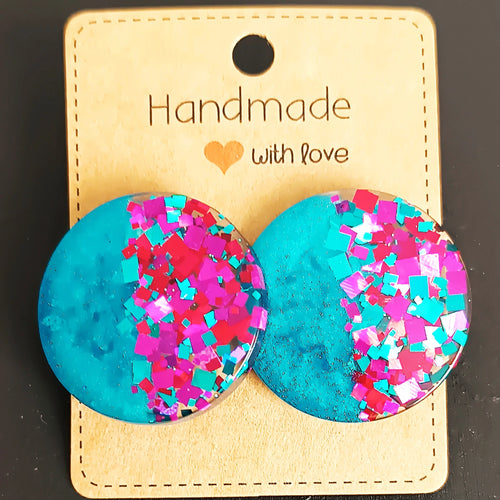 Boucles d’oreilles rondes en résine UV turquoise avec inclusions de paillettes roses et bleues, création fantaisie faite main