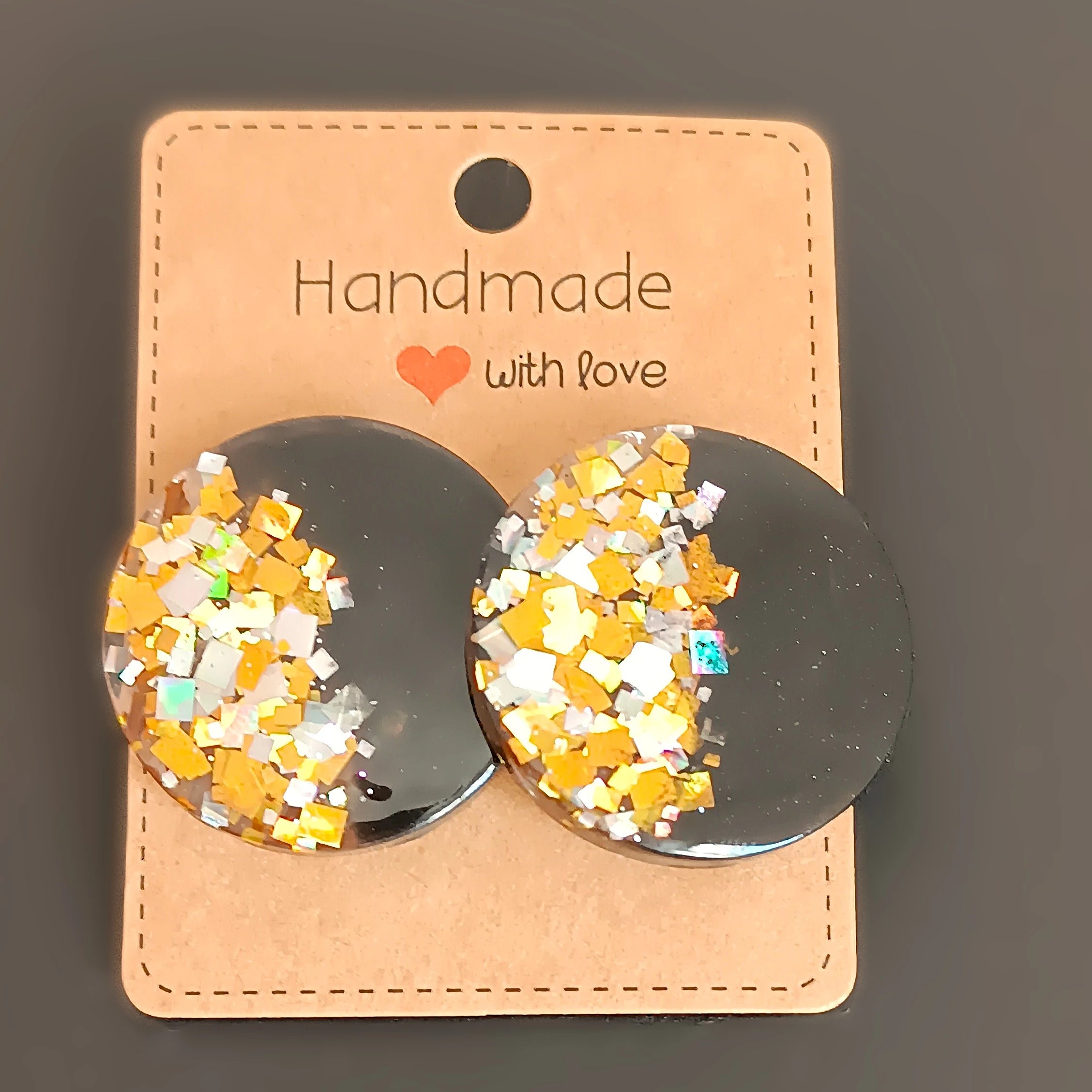 Boucles d’oreilles rondes en résine UV noire avec inclusions de paillettes argent et or, création fantaisie faite main