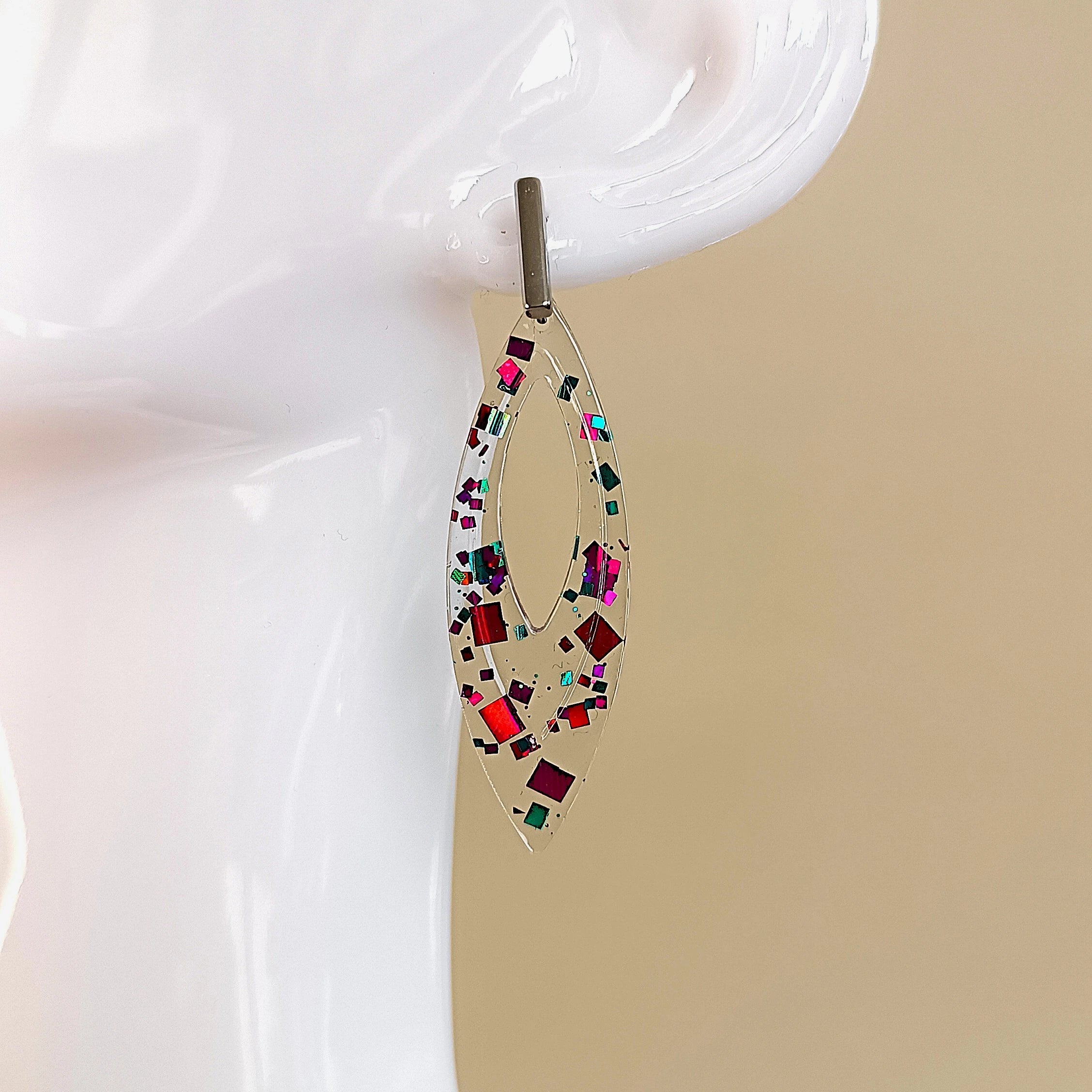 boucles d’oreilles goutte en résine UV transparente avec paillettes fuschia et bleu