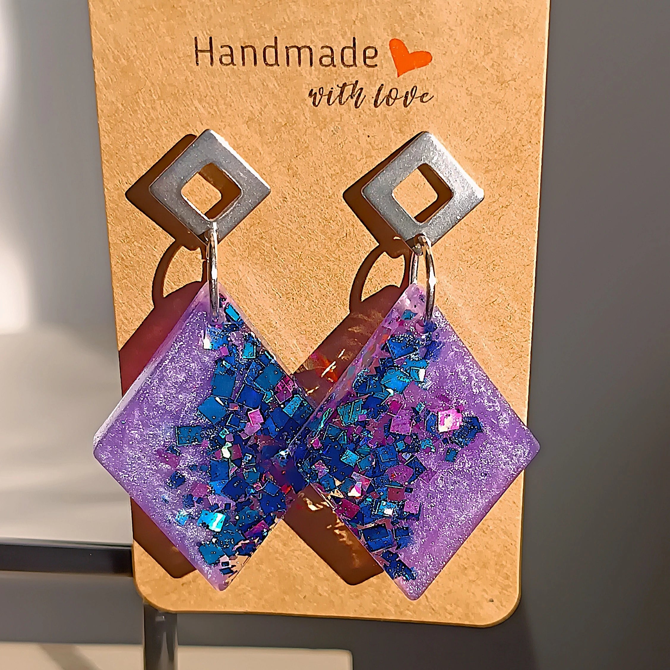 Boucles d’oreilles losange en résine UV mauve avec paillettes bleues et mauves, bijoux faits main