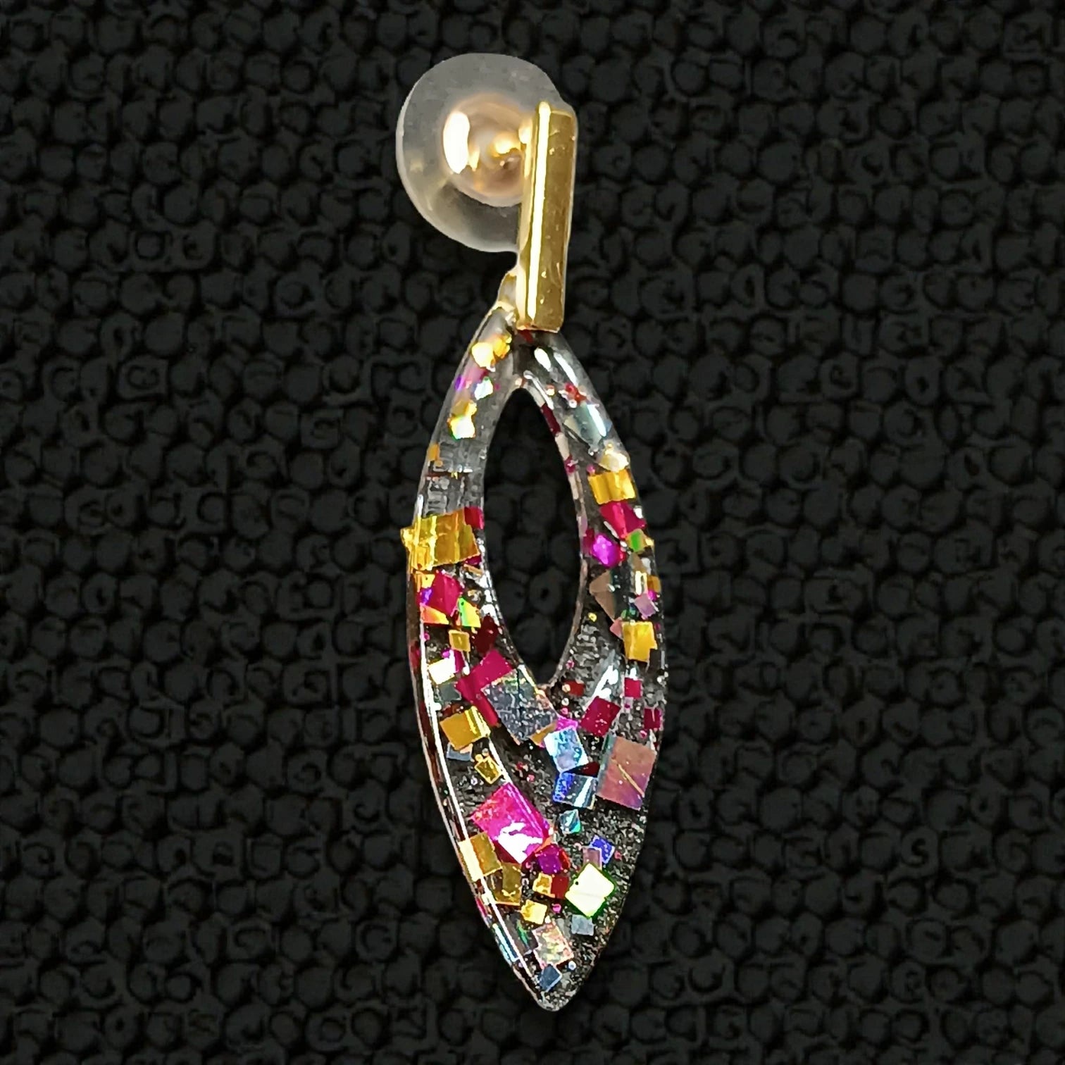 Boucles d’oreilles en résine UV pailletée fuchsia dorée et argentée