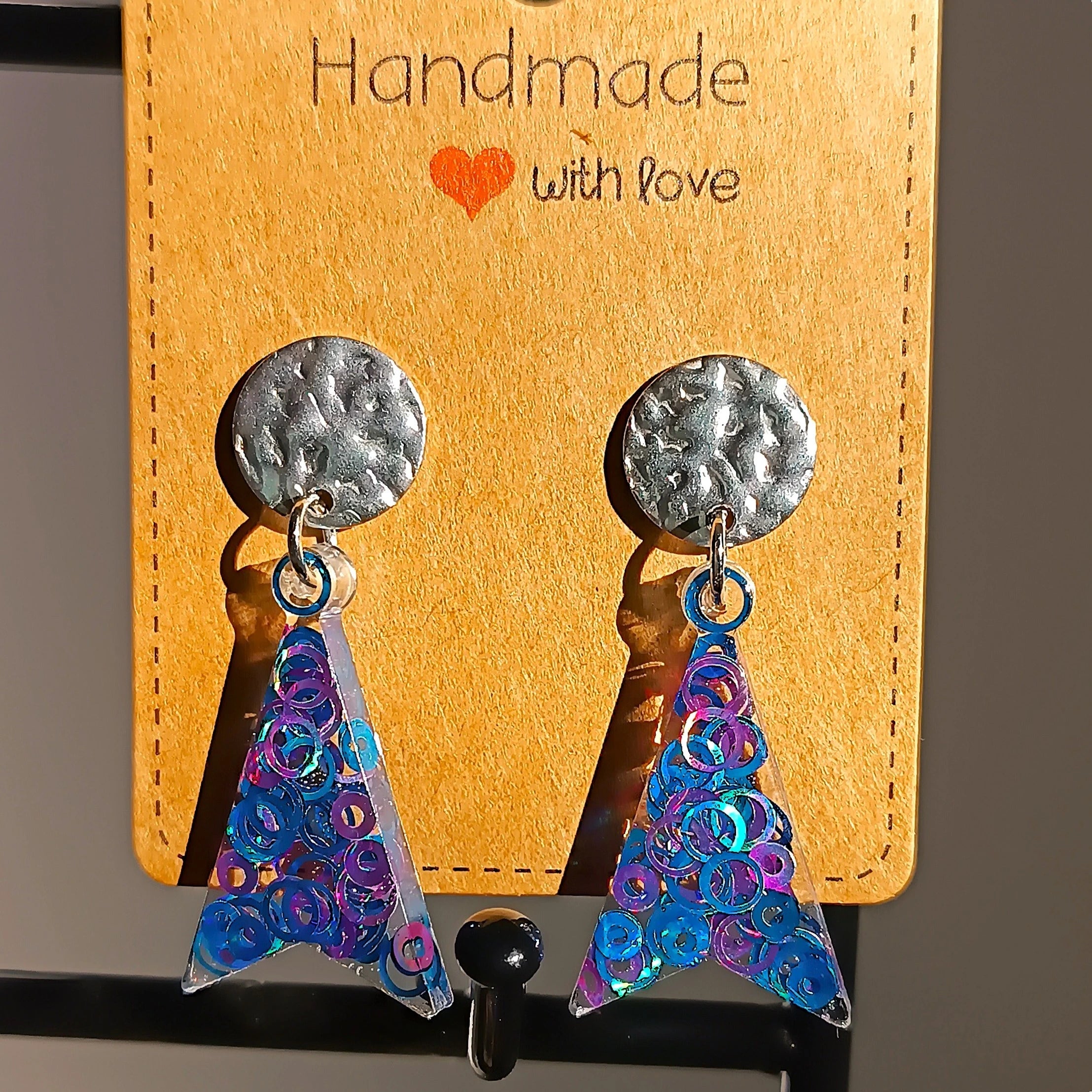 Boucles d’oreilles Eiffel en résine UV pailletée bleue et mauve