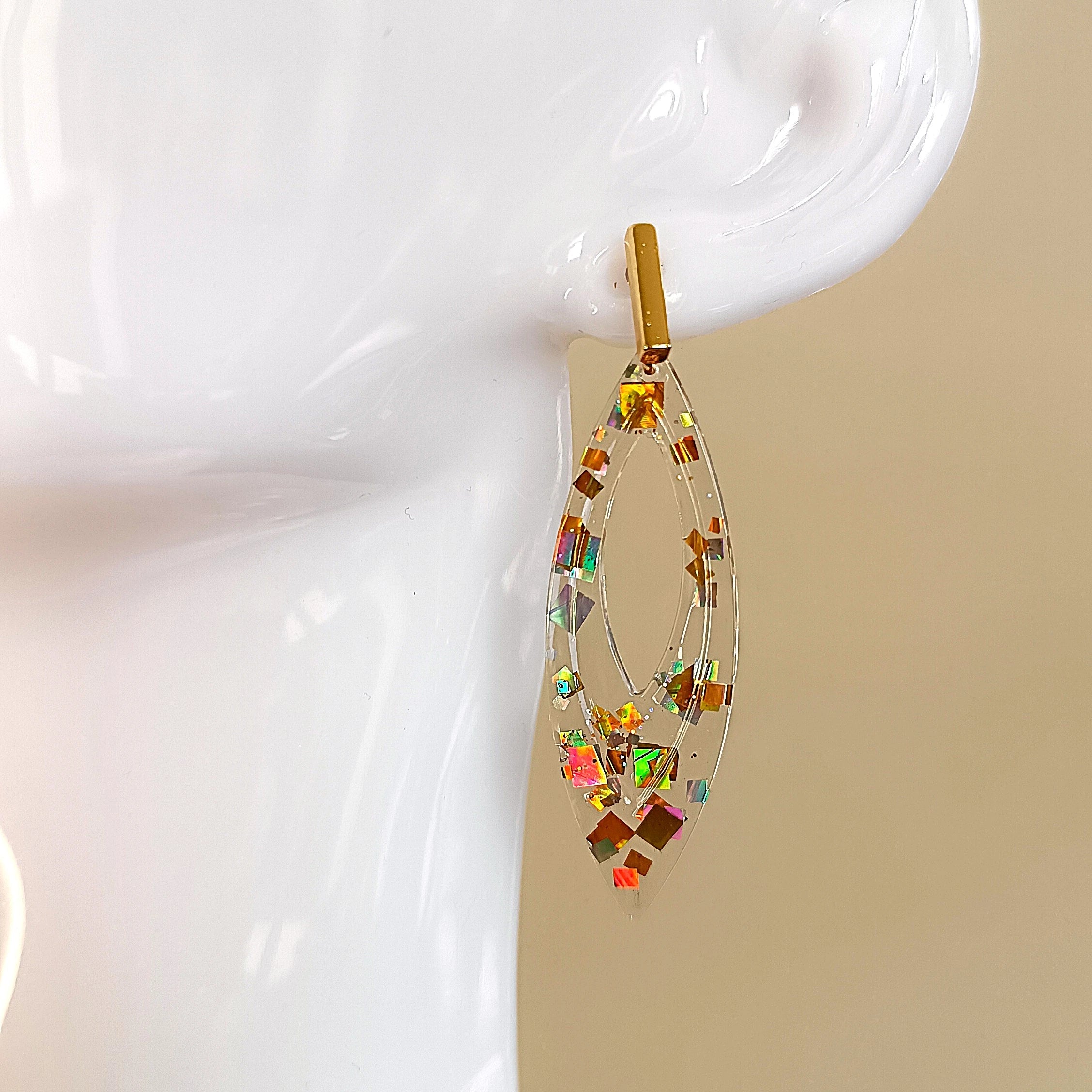Boucles d’oreilles goutte résine UV transparente avec paillettes dorées et argentées, bijou fait main élégant et léger