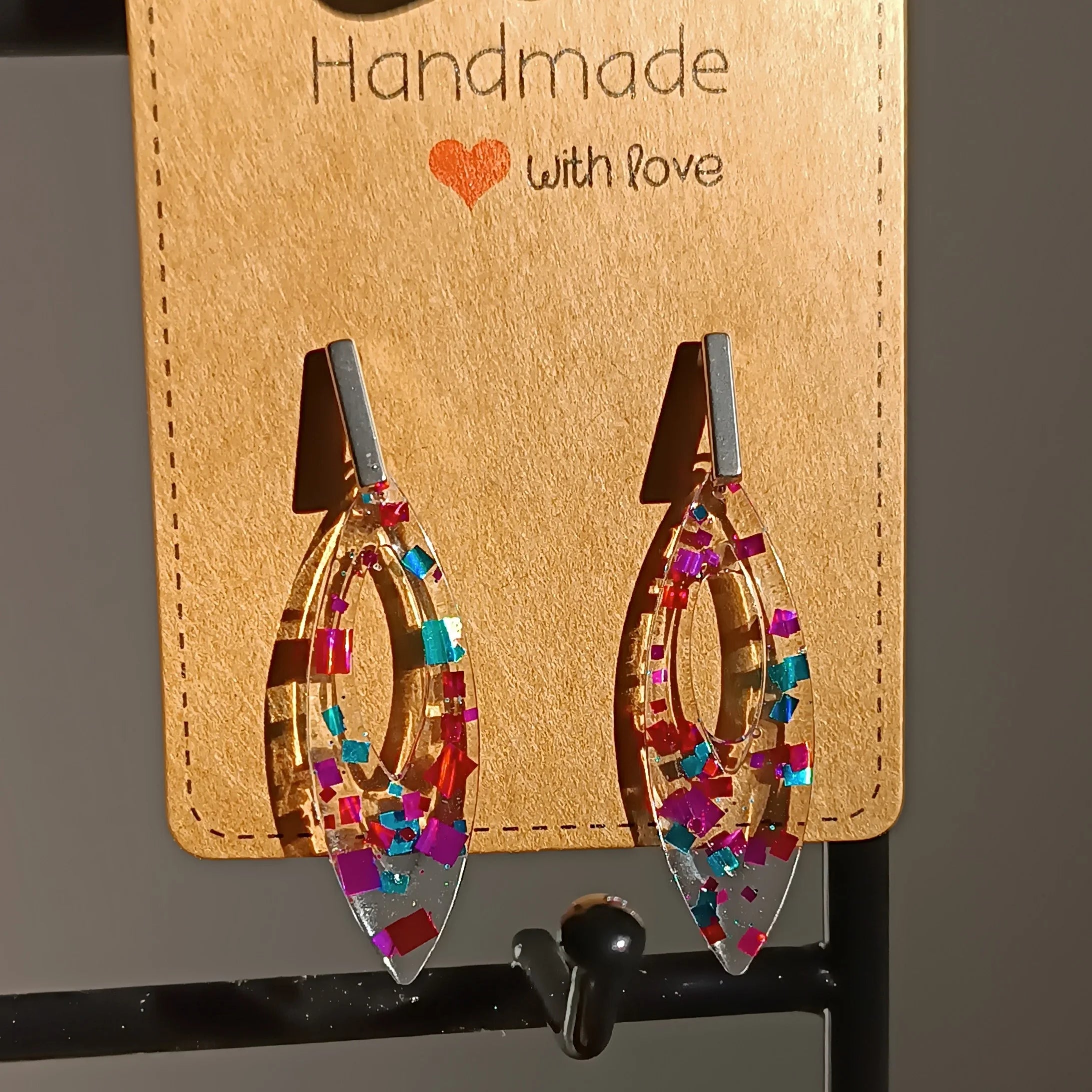 boucles d’oreilles goutte en résine UV transparente avec paillettes multicolores