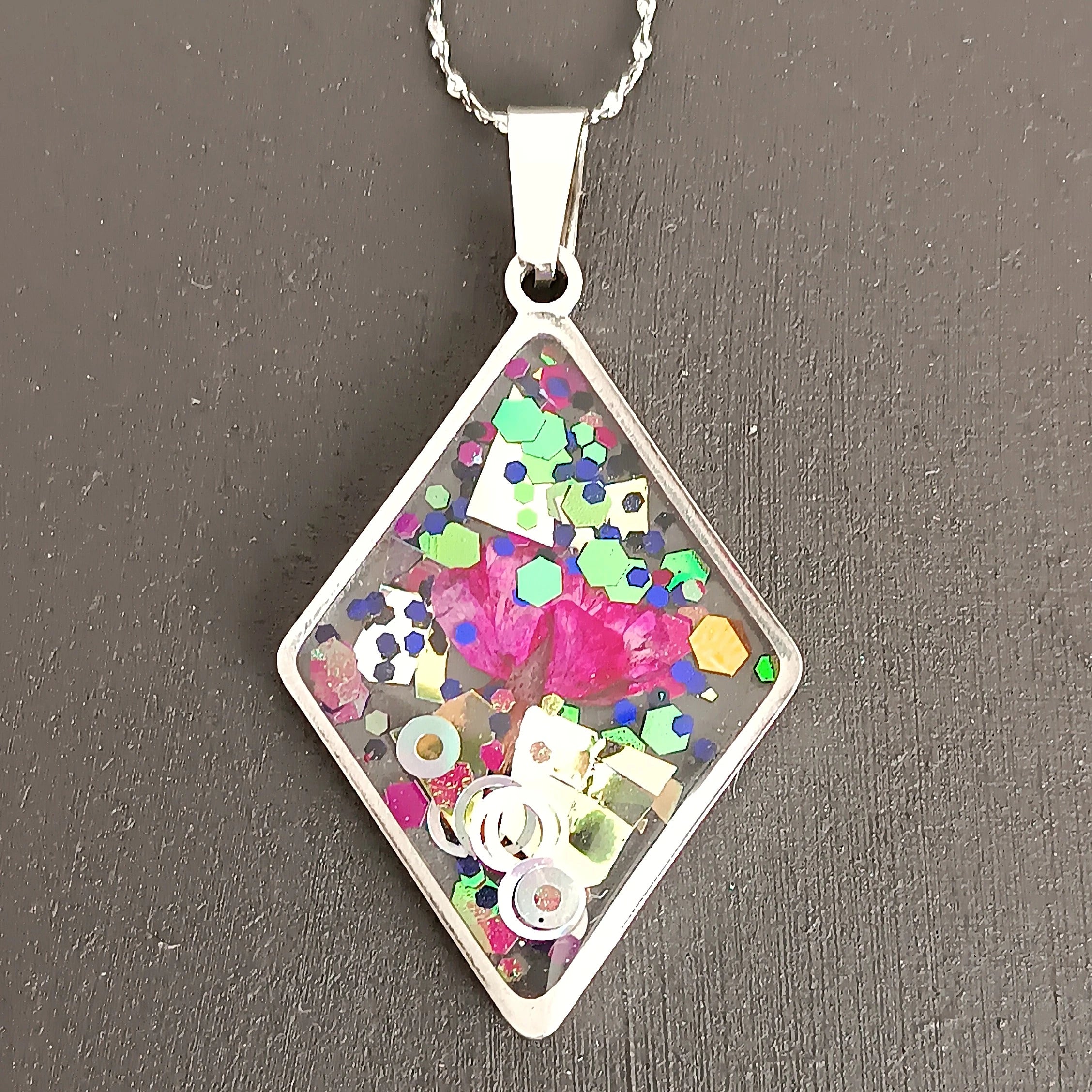 Collier losange en résine UV avec fleurs et paillettes recto
