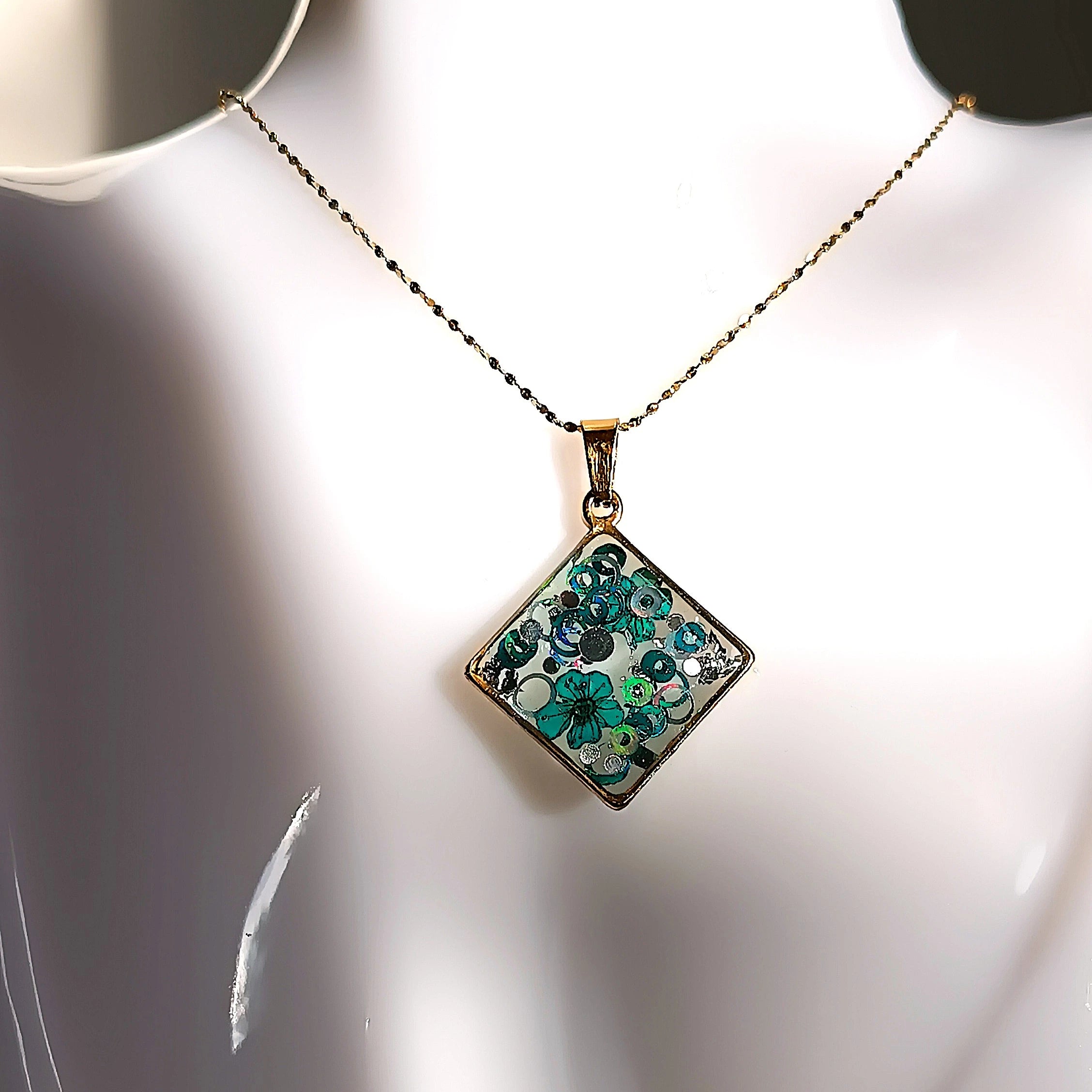 Collier losange en acier inoxydable avec pendentif en résine UV pailletée bleue et argentée,  fleur, artisanal