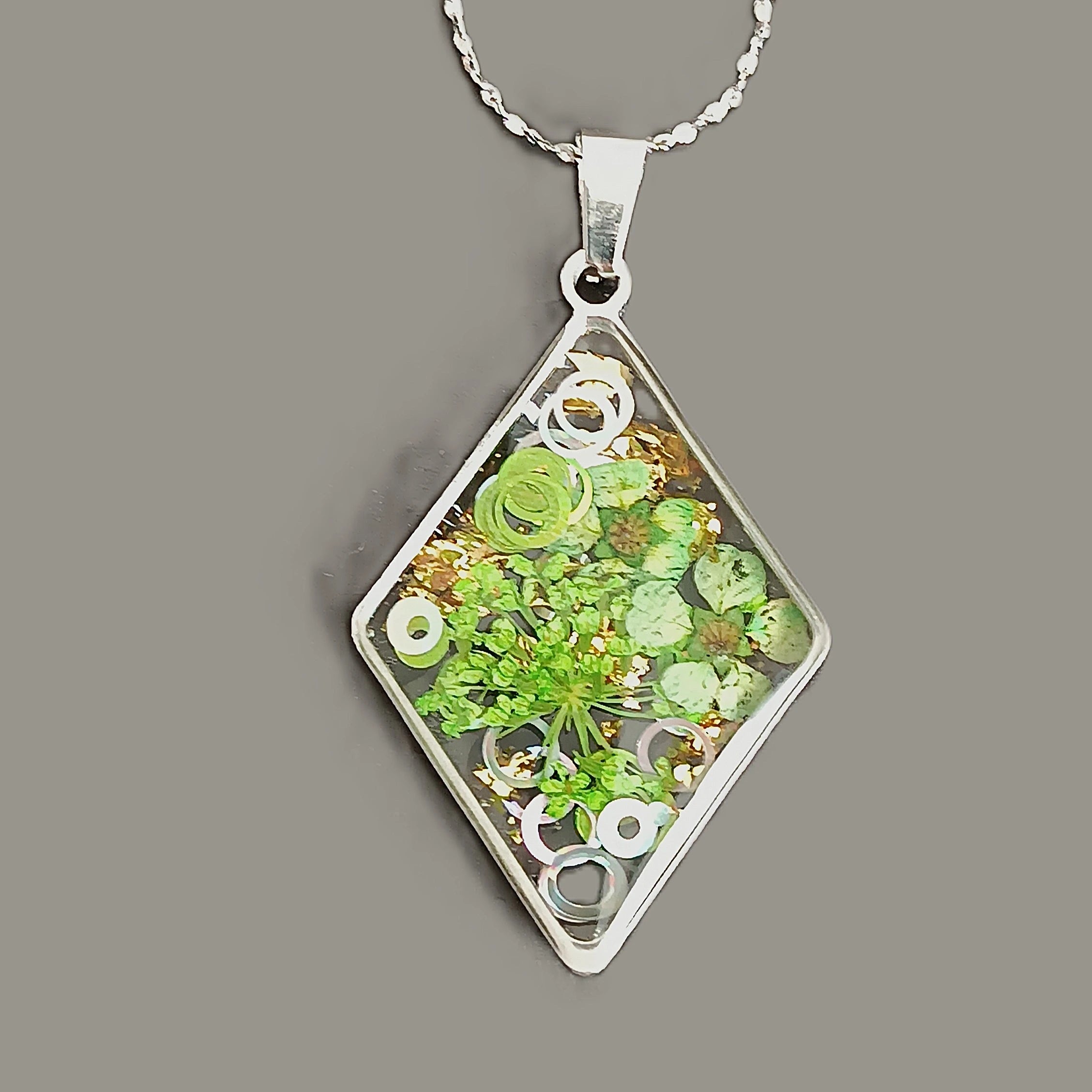 Collier losange en résine UV verte avec paillettes et fleurs, bijou fait main en acier inoxydable