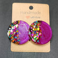 Boucles d’oreilles rondes en résine UV fuchsia avec inclusions de paillettes argent, or et fuschia