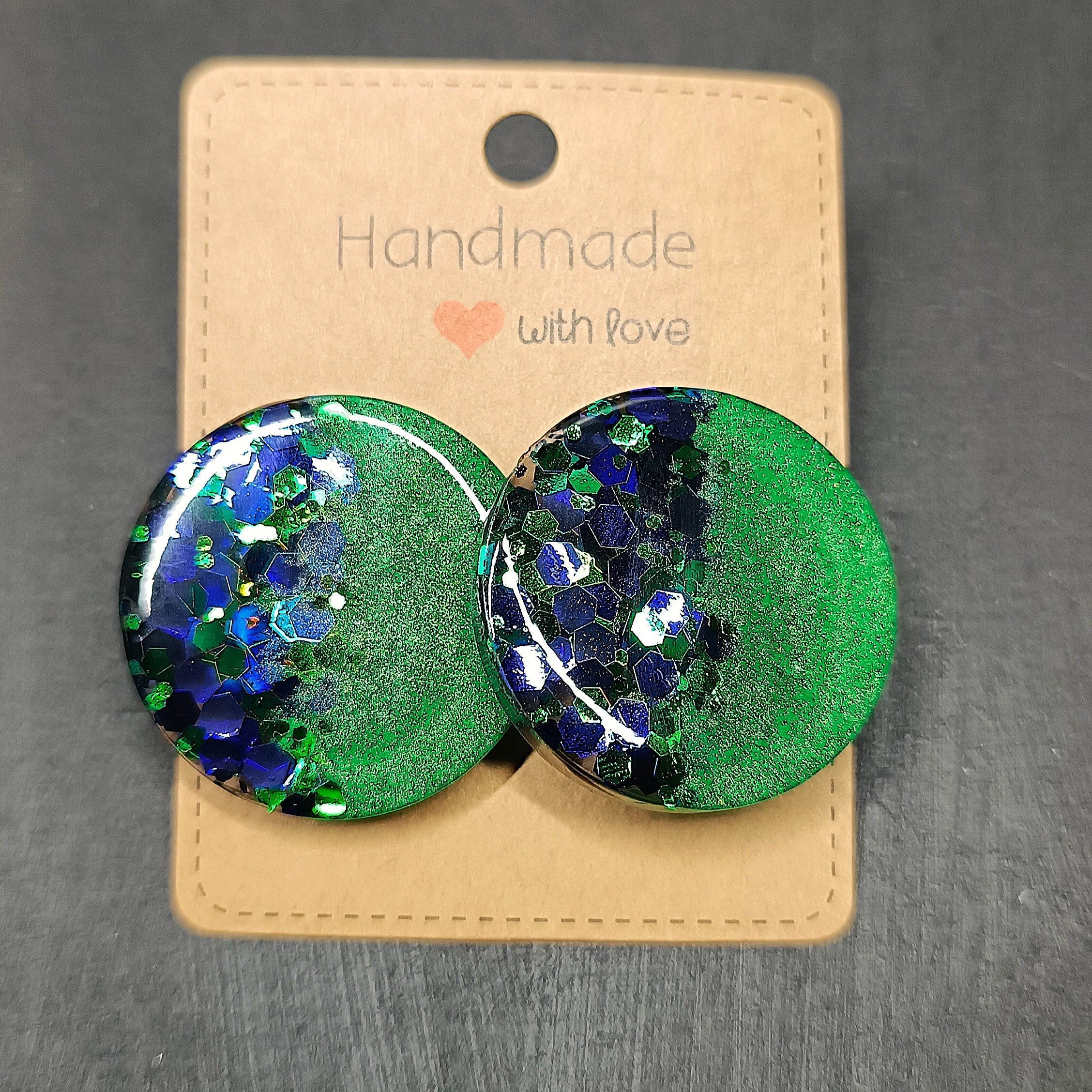 Boucles d’oreilles rondes en résine UV verte avec inclusions de paillettes verte et bleue